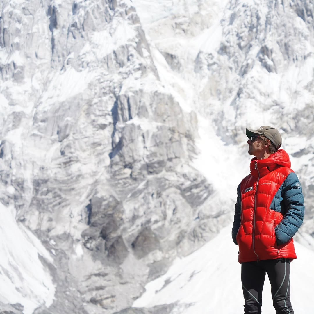 CumbresMagazine's tweet image. Tyler Andrews 🇺🇸 Detalles de su intento de récord en Everest: “A las 6:24am del 24/5, el equipo ordenó retroceder a 8200m por vientos extremos. Nunca estuve más seguro de haberlo dejado todo”. Se viene el análisis del desafío.
#Cumbres #Magazine #Aconcagua #GrajalesExpeditions