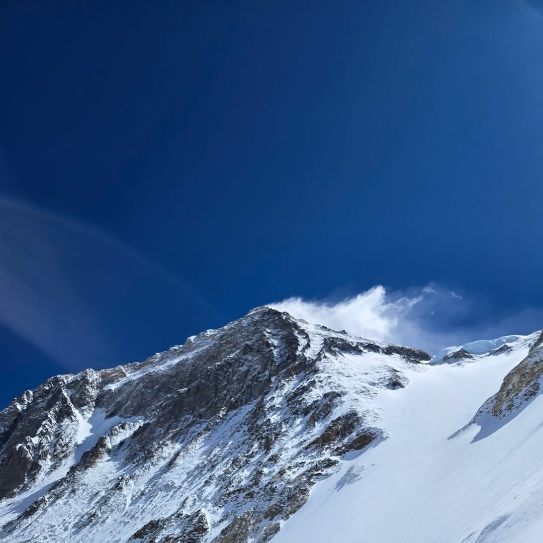 CumbresMagazine's tweet image. Tyler Andrews 🇺🇸 Detalles de su intento de récord en Everest: “A las 6:24am del 24/5, el equipo ordenó retroceder a 8200m por vientos extremos. Nunca estuve más seguro de haberlo dejado todo”. Se viene el análisis del desafío.
#Cumbres #Magazine #Aconcagua #GrajalesExpeditions