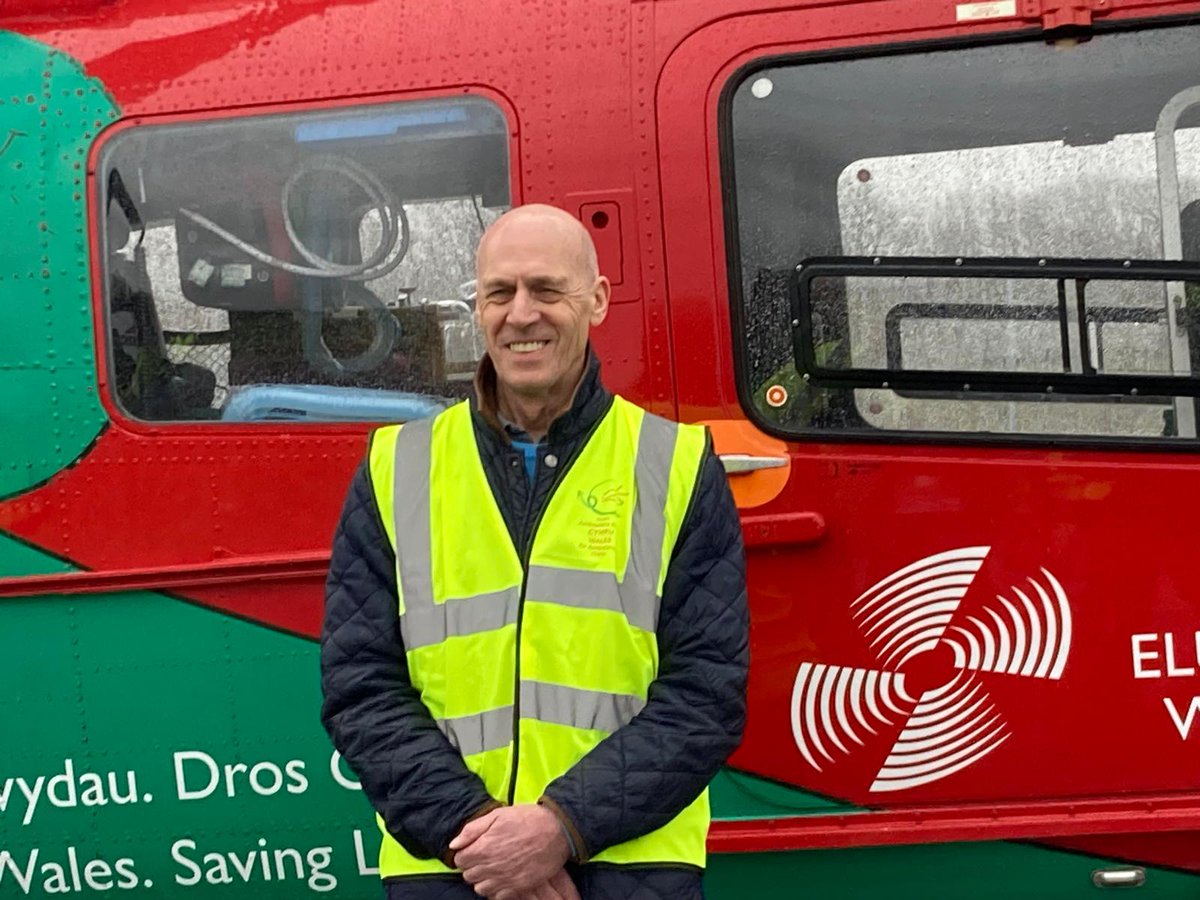 Grateful man thanks medics and bystanders for saving his life emrts.nhs.wales/news/latest-ne…
