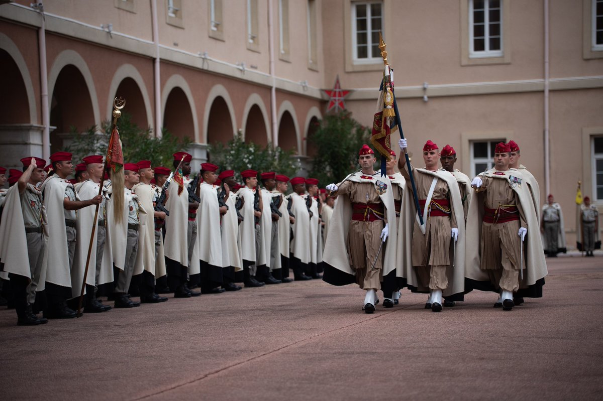 3e Division (@3division_terre) on Twitter photo Dans les rangs de la division, on compte le <a href="/1erSpahis/">Chef de corps du 1er régiment de spahis</a>, héritier des cavaliers arabes de l’armée française. Les "sipahis" comme on les appelle en turc, reflet de leurs racines ottomanes, portent la tenue d’apparat unique : calot rouge et cape blanche dit burnous. Dans les rangs de la division, on compte le <a href="/1erSpahis/">Chef de corps du 1er régiment de spahis</a>, héritier des cavaliers arabes de l’armée française. Les "sipahis" comme on les appelle en turc, reflet de leurs racines ottomanes, portent la tenue d’apparat unique : calot rouge et cape blanche dit burnous.