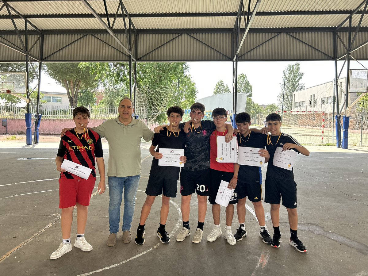 Esta mañana hemos hecho entrega de los premios a los equipos campeones de la liga de fútbol de los recreos , en las dos categorías existentes . Para celebrarlo, ambos equipos han jugado un amistoso para despedir el torneo