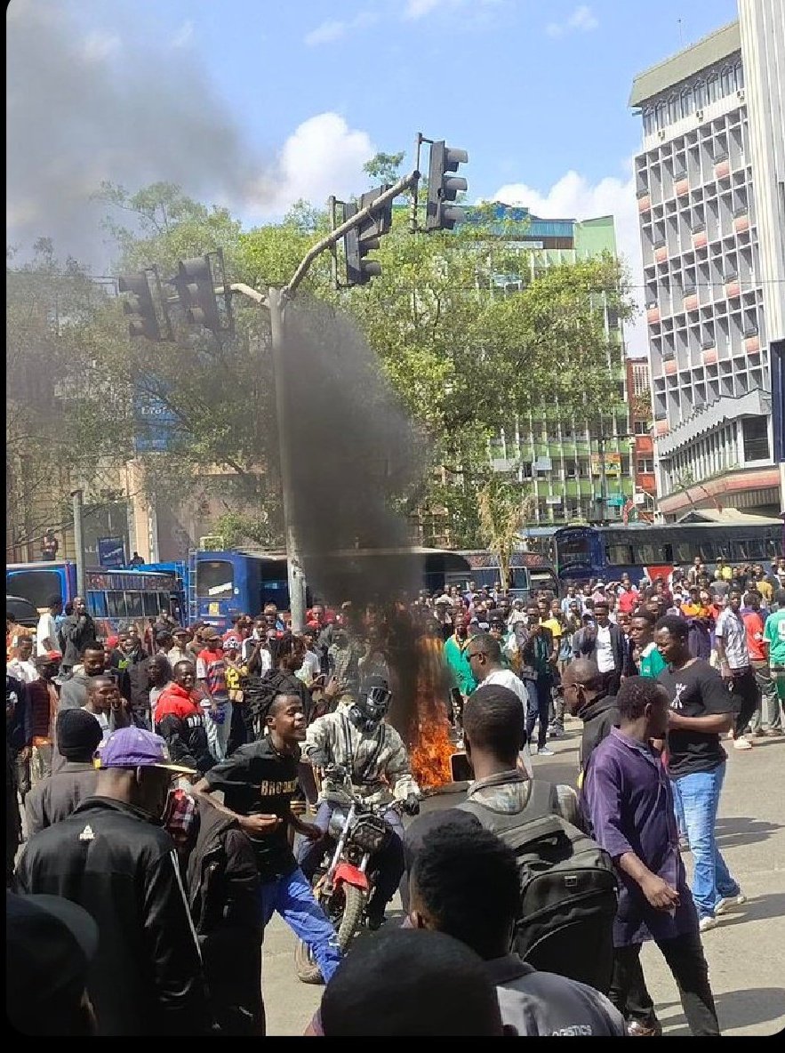 Onkundi01's tweet photo. Chaos, Colours and true patriotism.
A thread of what unfolded in Nairobi CBD today 👇 https://t.co/aTQbkxF3h1