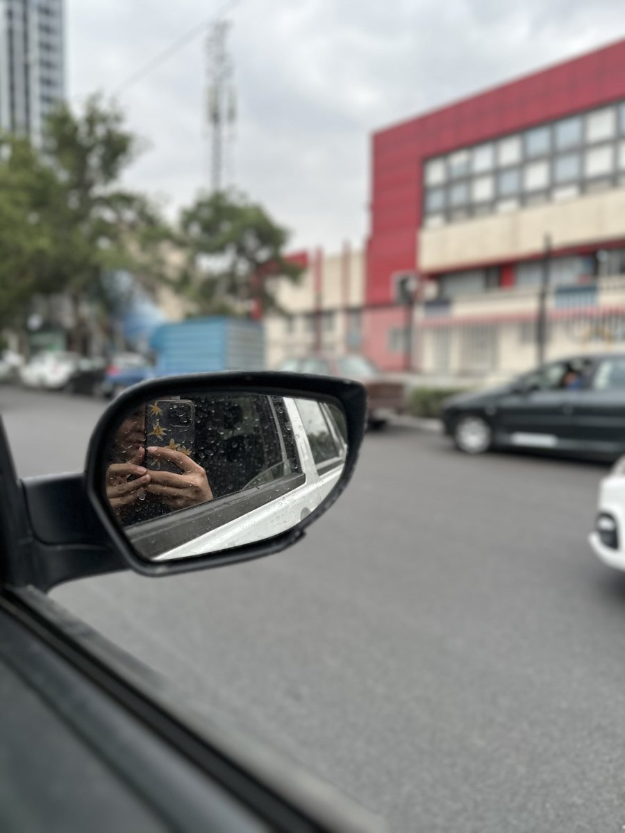 كلمـٰٓا تطورت أجهزتنـٰـا.. 
تراجعت أرواحنـٰا.. فصــار القرب وهمًـٰاوالحديث شاشة والحنين إشعارًا.. 
كأن التكنولوجيا قتلت الإنسان فينّــٰا•• بلمسة صامتة