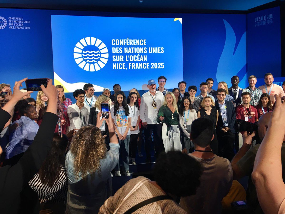 FVolontaires's tweet photo. Une prise de la Baleine réussie à #UNOC3 ! Remise à @AgnesRunacher et @ThomsonFiji du Manifeste de la jeunesse pour l’Océan par 13 jeunes dont notre #VSI @Ga_Alsiret qui en a porté 1 recommandation et incarné le volontariat comme levier d’engagement des jeunes pr 1 Océan durable https://t.co/5pIdi4BLjr