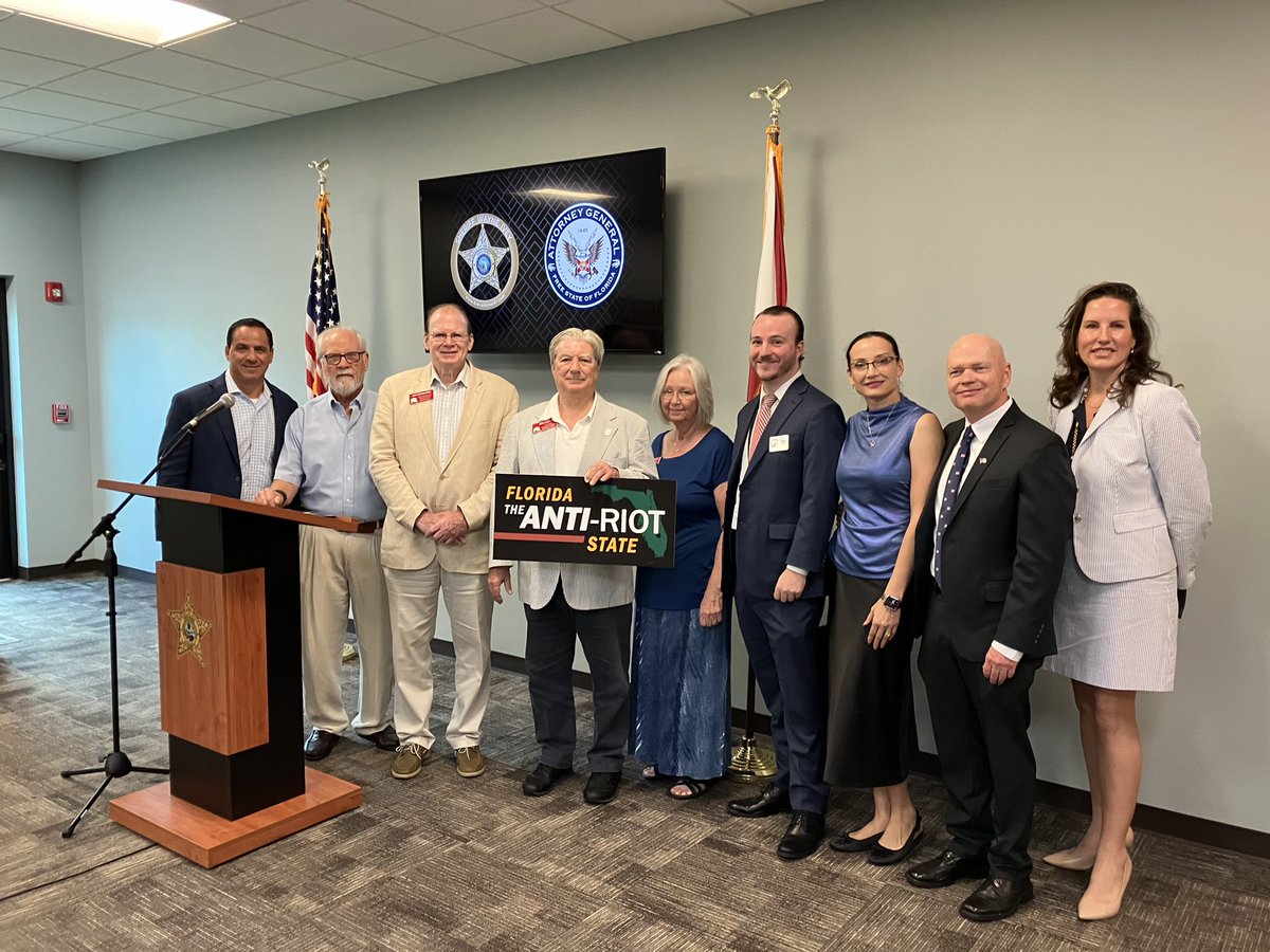 NorthBrevardGOP's tweet photo. Thank you to Florida Attorney General  @JamesUthmeierFL for coming to Titusville today for a press conference on Anti-Rioting 🇺🇸 

#LawandOrder #BackTheBlue #DontCaliforniaMyFlorida https://t.co/nzkTgQEpVM