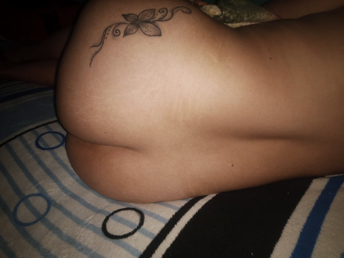 Anoche se acostó con malestar y tuve que meterle el guevometro para ver si era fiebre y la tenia calientica 🤤🤤🤤