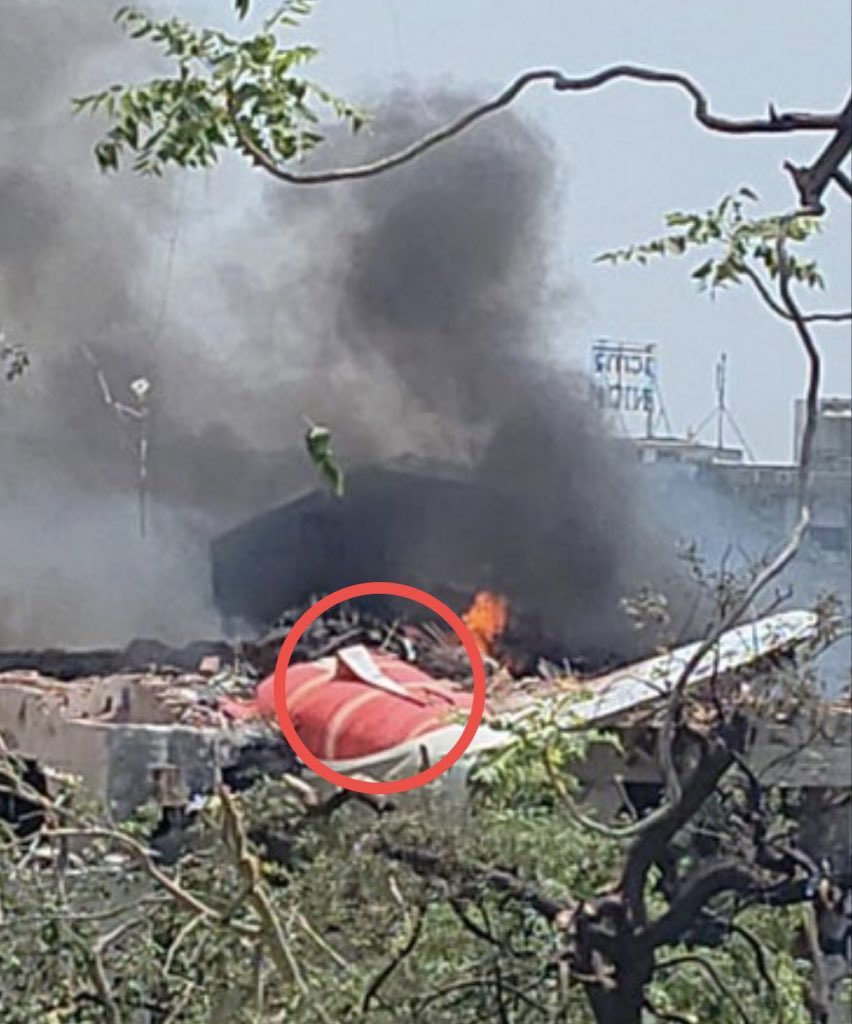 ghmm18's tweet image. Trolling after the Indian passenger plane crash is heartbreaking. Innocent lives were lost — this isn’t about politics or rivalry. Such tragedies can happen to anyone, anywhere. Show compassion, not hate.
#RespectLife #PrayersForVictims #NoToTrolling #BeHuman #PeaceNotHate