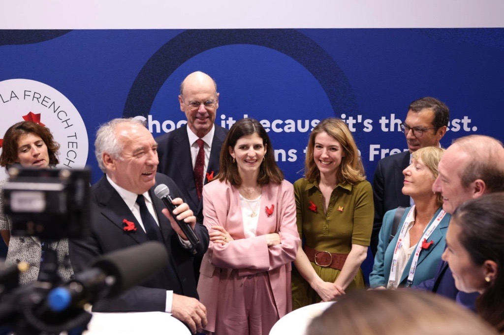 SNCFNumerique's tweet photo. @GroupeSNCF @VivaTech @chabanelm @SNCFReseau @CBeaune @574_invest @_LucasRUDOLF Le @GroupeSNCF et @MistralAI annoncent à @VivaTech un partenariat visant à enrichir l’usage de l’#IAG au sein du @GroupeSNCF pour⤵️
🤝 Faciliter le travail de nos collaborateurs
⚙️ Optimiser nos processus industriels
📈 Renforcer la qualité de service 
#VIVASNCF #VivaTech https://t.co/7xY1fFVVFE
