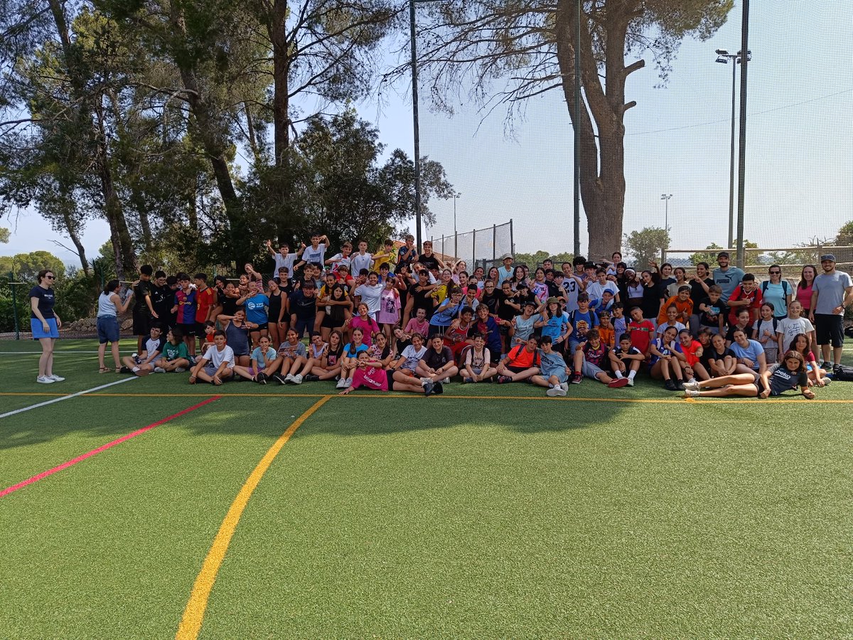 ins_sant_andreu's tweet photo. Jornada esportiva a Can Salvi entre l’alumnat de 2n d’ESO i els alumnes de 6è de Primària de l’escola Àngel Guimerà, amb l’objectiu de gaudir i establir vincles entre ells  #inssantandreu #santandreudelabarca #escolaguimerà #jocs #esports #compartir https://t.co/LeDx2H7HIo