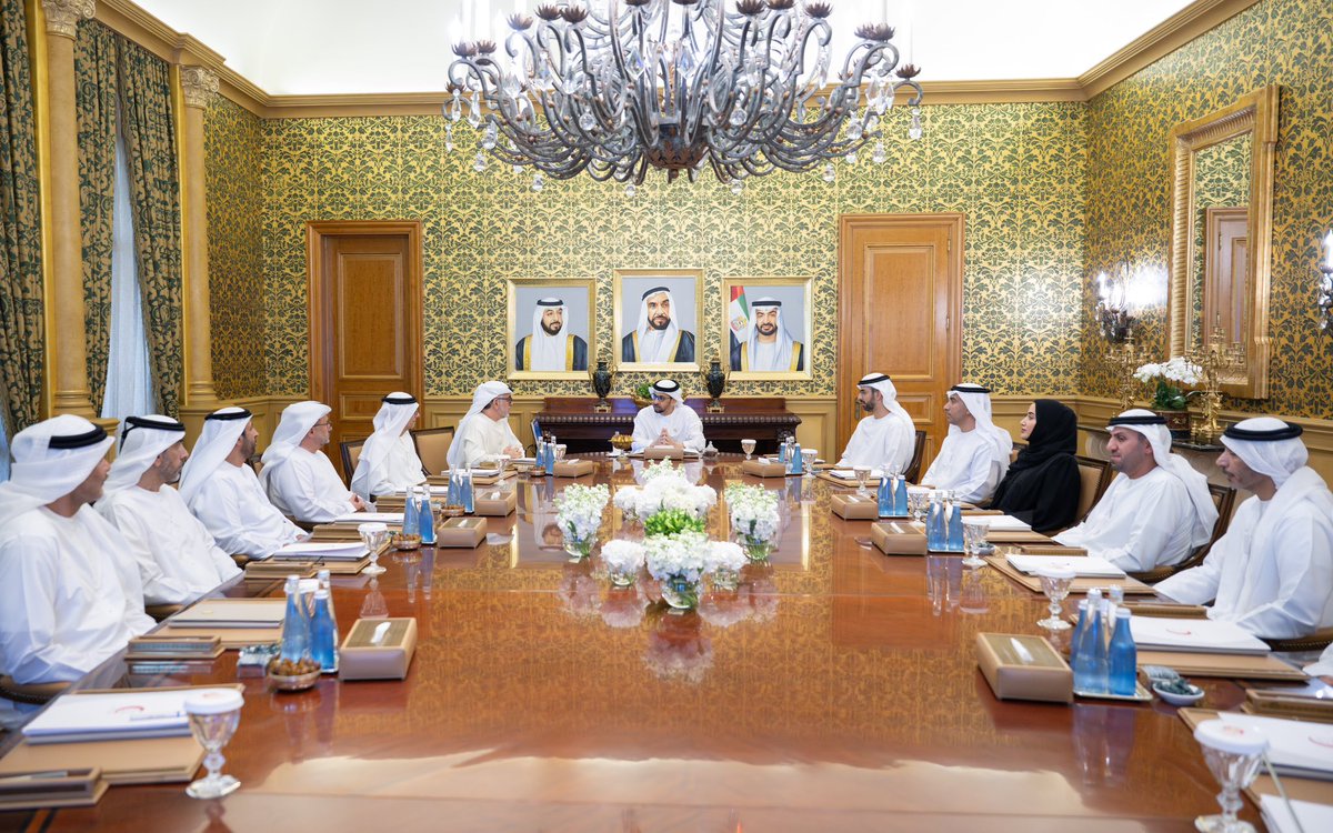ترأسنا اليوم اجتماع مجلس إدارة هيئة الهلال الأحمر الإماراتي، واطلعنا على مبادرات "الهيئة" التي ترسّخ قيم التراحم والتكافل ضمن عام المجتمع. وأكدنا مواصلة توسيع البرامج الإنسانية داخل الدولة وخارجها، لخدمة الإنسان أينما كان.