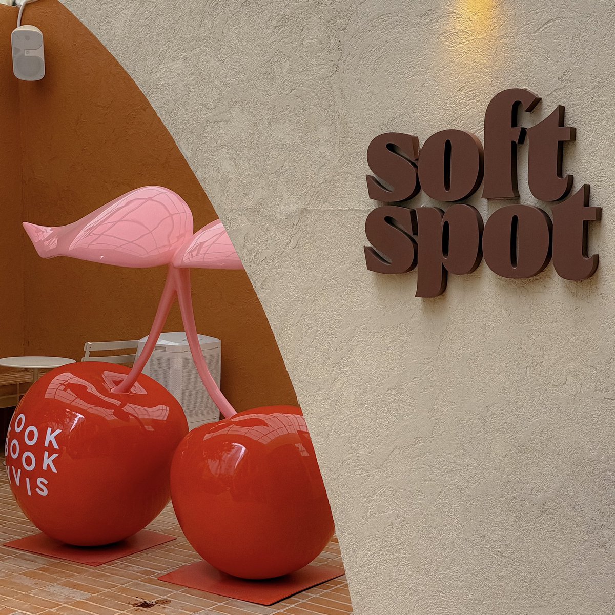 Soft Spot 
Lookbook x Yvis 🥣🍒🍦
ร้านอาซาอิโซนทองหล่อ ที่ตอนนี้ได้จัดป๊อบอัพอีเว้นท์สุดคิ้วววท์ Lookbook x Yvis ที่มีลูกเชอร์รี่ยักษ์ตั้งอยู่ตรงกลางร้าน น่ารักเว่อร์ แล้วก็มีไอศกรีมเชอร์รี่ ที่มีแค่ช่วงนี้เท่านั้น ~ สายคอนเท้นต์ต้องห้ามพลาด รีบมาเช็คอินด่วน แบ๊วกรุบเว่อร์ 😍