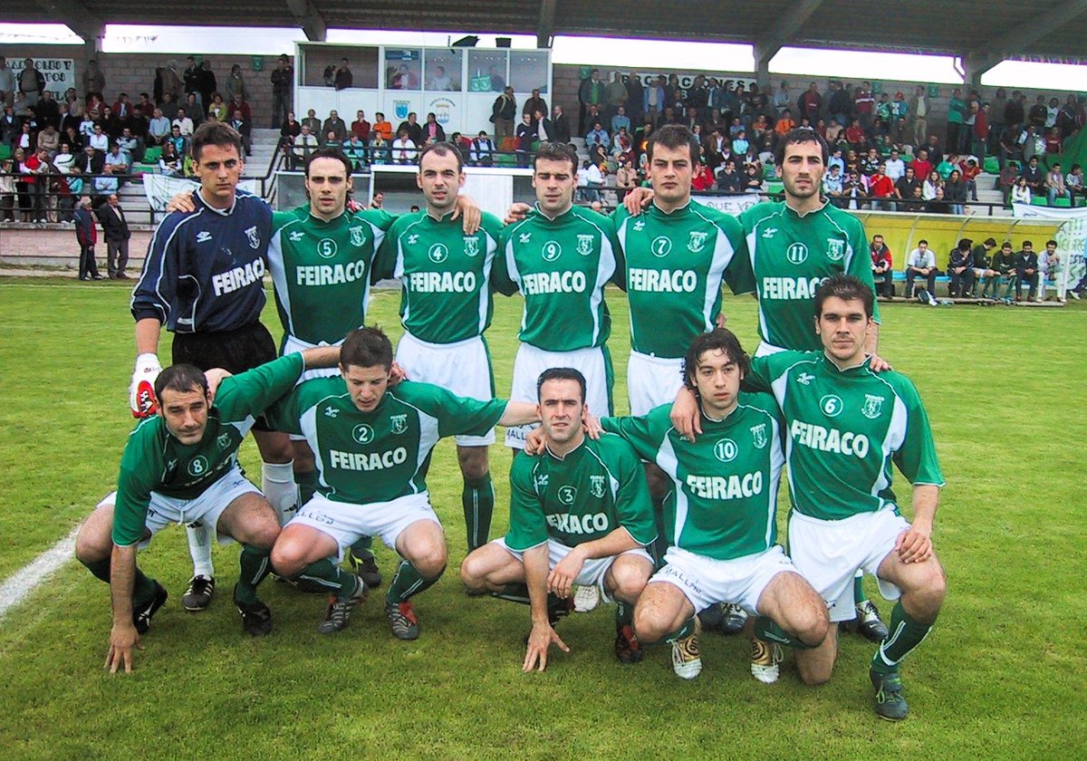 SDNegreira's tweet photo. 🔝 Temporada 2004/05 do histórico ascenso a Segunda División B. Este sábado celebramos un acto polo 2️⃣0️⃣ aniversario, a partir das 12h no Auditorio Afonso Eanes do Cotón. Achégate!! https://t.co/TLFXJAkCiK