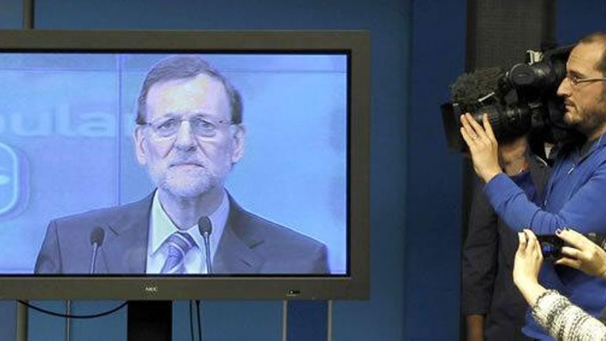 A las pocas horas de que salga la corrupción de Santos Cerdán, Pedro Sánchez rindiendo cuentas. Rajoy tardó meses en dar explicaciones por la delincuencia de Bárcenas, y lo hizo a través de un plasma sin aceptar preguntas.