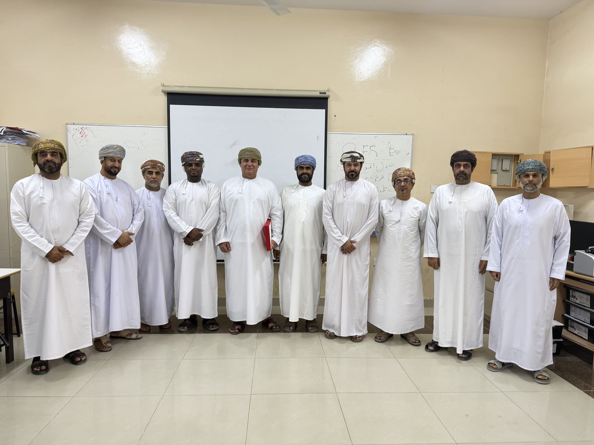 بحضور أ.يوسف الفارسي_مدير المدرسة_كرمت أسرة مادة اللغة العربية_أ.أحمد الكمشكي_مشرف مادة اللغة العربية في محافظة الوسطى_بمناسبة وظيفته الجديدة.