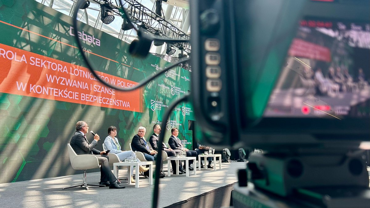 PortPolska_info's tweet image. O #CPK na Kongresie #BezpieczeństwoPolski #KBP #KBP2025 w Rzeszowie:

- Realizując projekt Lotniska #CPK✈️ i Kolei Dużych Prędkości #KDP. 🚄, planujemy skorzystać z najnowszych osiągnięć technologicznych - Dariusz #Kuś z zarządu @CPK_PL.

- W pierwszej kolejności chcemy stawiać