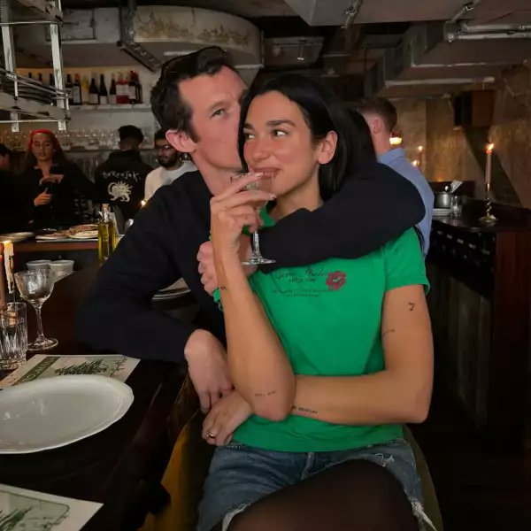 😍La popular cantante Dua Lipa finalmente reveló a los fans por sus redes sociales que está comprometida con Callum Turner y que se van a casar😍