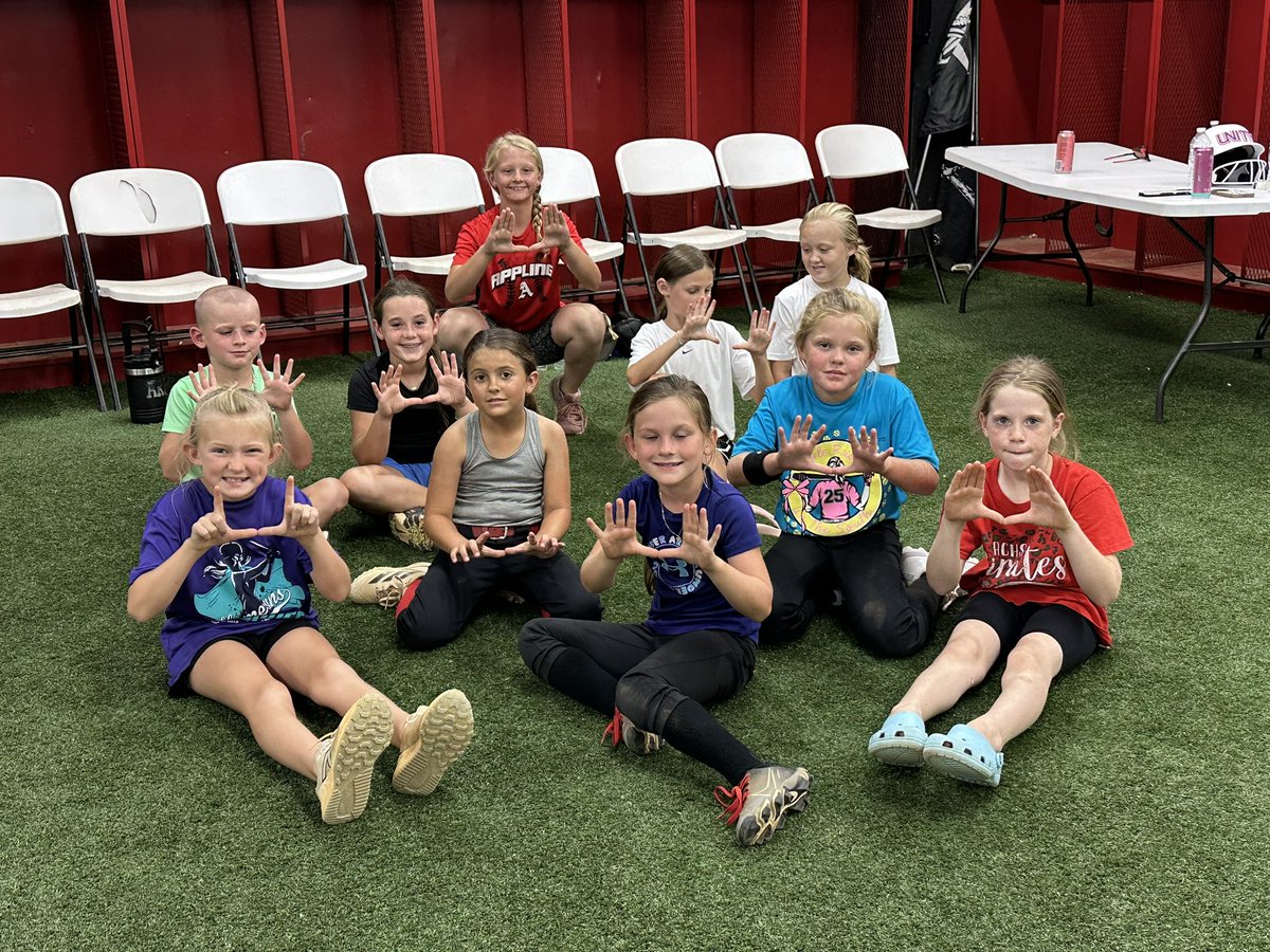 PresleyHarris10's tweet image. We have more than 🌽 growing on the farm! (Growing the game) Super excited to share my hometown w/ @Unity18uJohnson Lots of smiles & few dingers over Johns Lane! The 🥎future is bright in Baxley Ga! ❤️all my girls that showed up to watch!
#whereicomefrom 🙌 Summer of 2025