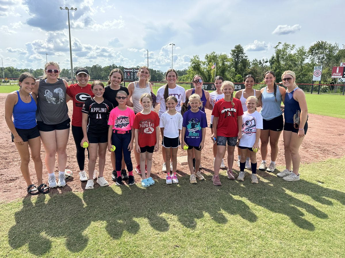 PresleyHarris10's tweet image. We have more than 🌽 growing on the farm! (Growing the game) Super excited to share my hometown w/ @Unity18uJohnson Lots of smiles & few dingers over Johns Lane! The 🥎future is bright in Baxley Ga! ❤️all my girls that showed up to watch!
#whereicomefrom 🙌 Summer of 2025