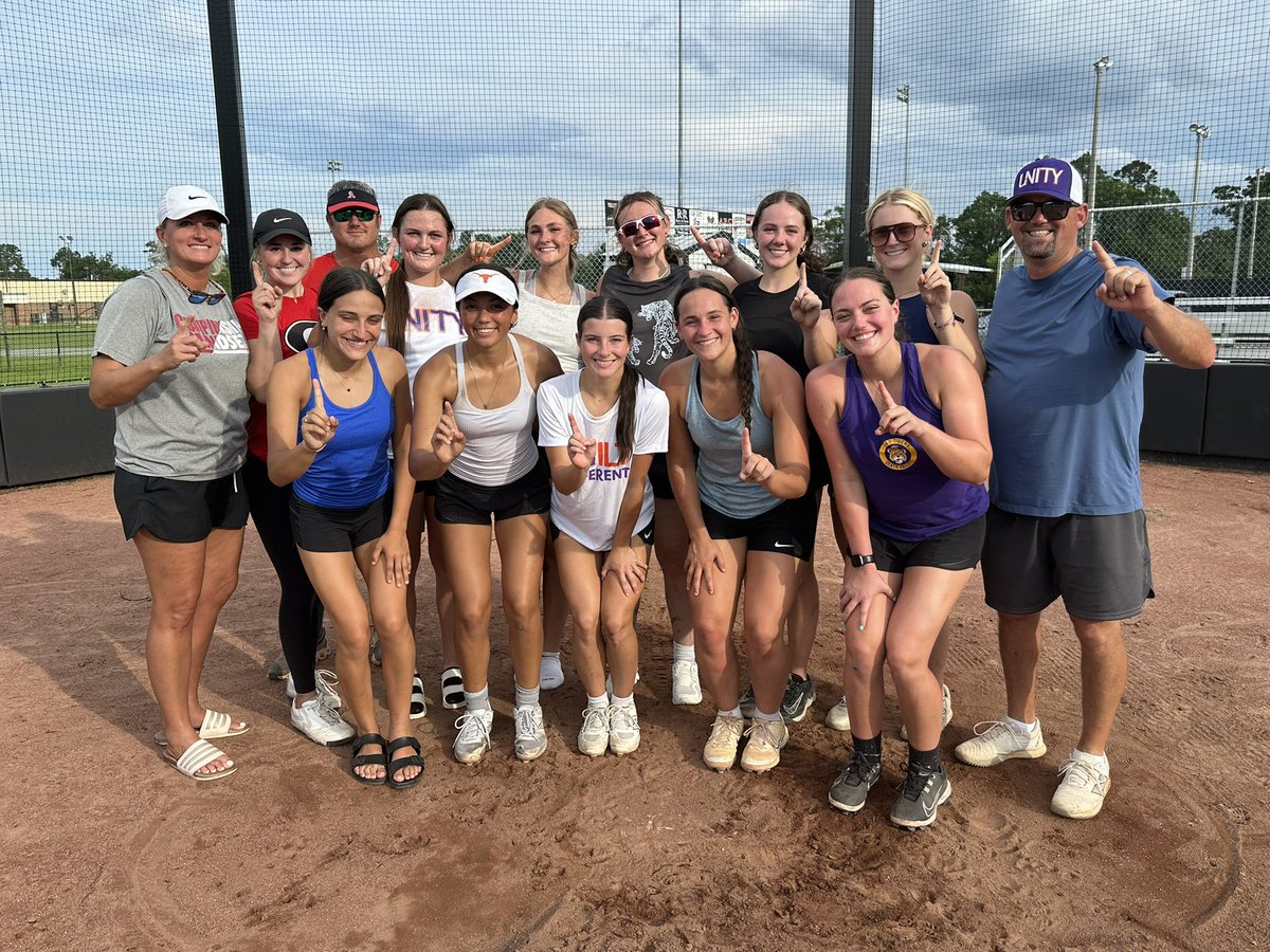 PresleyHarris10's tweet image. We have more than 🌽 growing on the farm! (Growing the game) Super excited to share my hometown w/ @Unity18uJohnson Lots of smiles & few dingers over Johns Lane! The 🥎future is bright in Baxley Ga! ❤️all my girls that showed up to watch!
#whereicomefrom 🙌 Summer of 2025