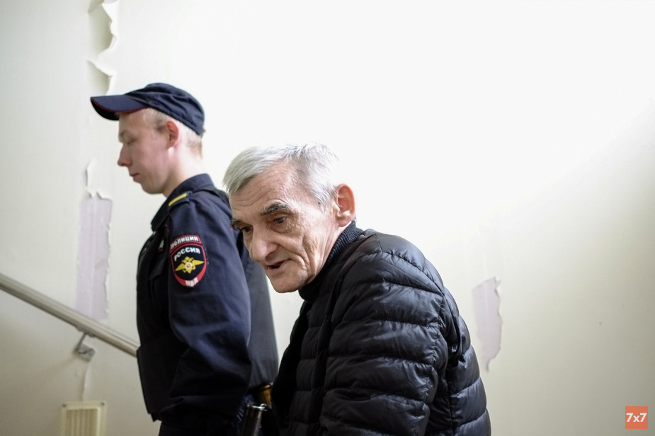 Историка Юрия Дмитриева снова отправили в ШИЗО. На этот раз из-за «плохого выполнения упражнений на утренней зарядке».

За последний месяц 69-летний Дмитриев несколько раз просил врача освободить его от зарядки, поскольку ему тяжело ее выполнять при головокружении и слабости. Но