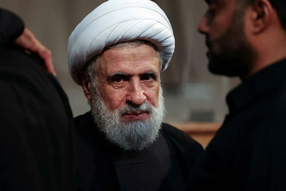 الشيخ نعيم ومن دون مجاملة أثبت قدرتو على التحمل والصبر رغم انه كان وحيد 
لم يخذل ولم يضعف ولم يهزم ولم ييأس انه الأمين العام يا جمهور المقاومة 
ضجوا بإسمه وبكلماته وبصوره فإنه يحمل هم امة لا تحملها الجبال ، الله يحميك 💛 ..
#الأمين_العام_لحزب_الله
#الشيخ_نعيم_قاسم