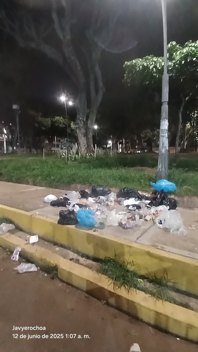 javyerochoa's tweet image. El problema de los habitantes de calle y los residuos persistente.
La ciudad no tiene autoridad de gobierno y la @PoliciaBmanga @PoliciaColombia está persiguiendo marihuaneros y cuidando las ollas de microtráfico para que no se las roben ¿será?
Ni hablar de #Cabecera invadida d💩