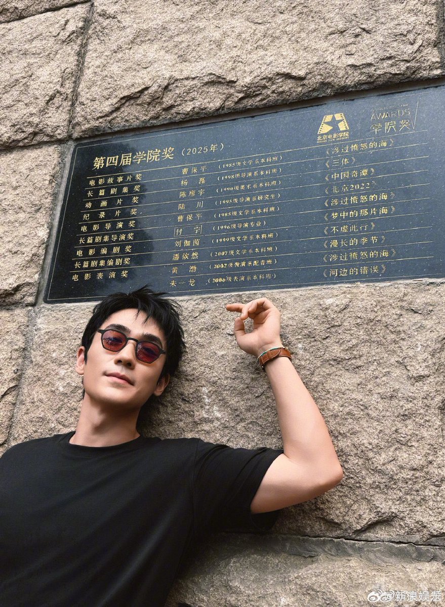 OnlyZhuYiLong's tweet photo. #ZhuYiLong’s multi-award winning acting abilities know no bounds. He is looking so serene in the photos when, in reality, he was in the most uncomfortable position possible. 

#朱一龙 https://t.co/cbBreMnsVU