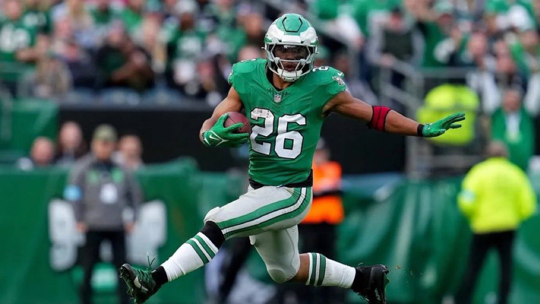 PHLEaglesNation's tweet photo. #Eagles Saquon Barkley becomes the FIRST RB since 2017 to finish No. 1 in officially licensed product sold across the #NFL 🔥🧾

#FlyEaglesFly https://t.co/OZHllENsnt