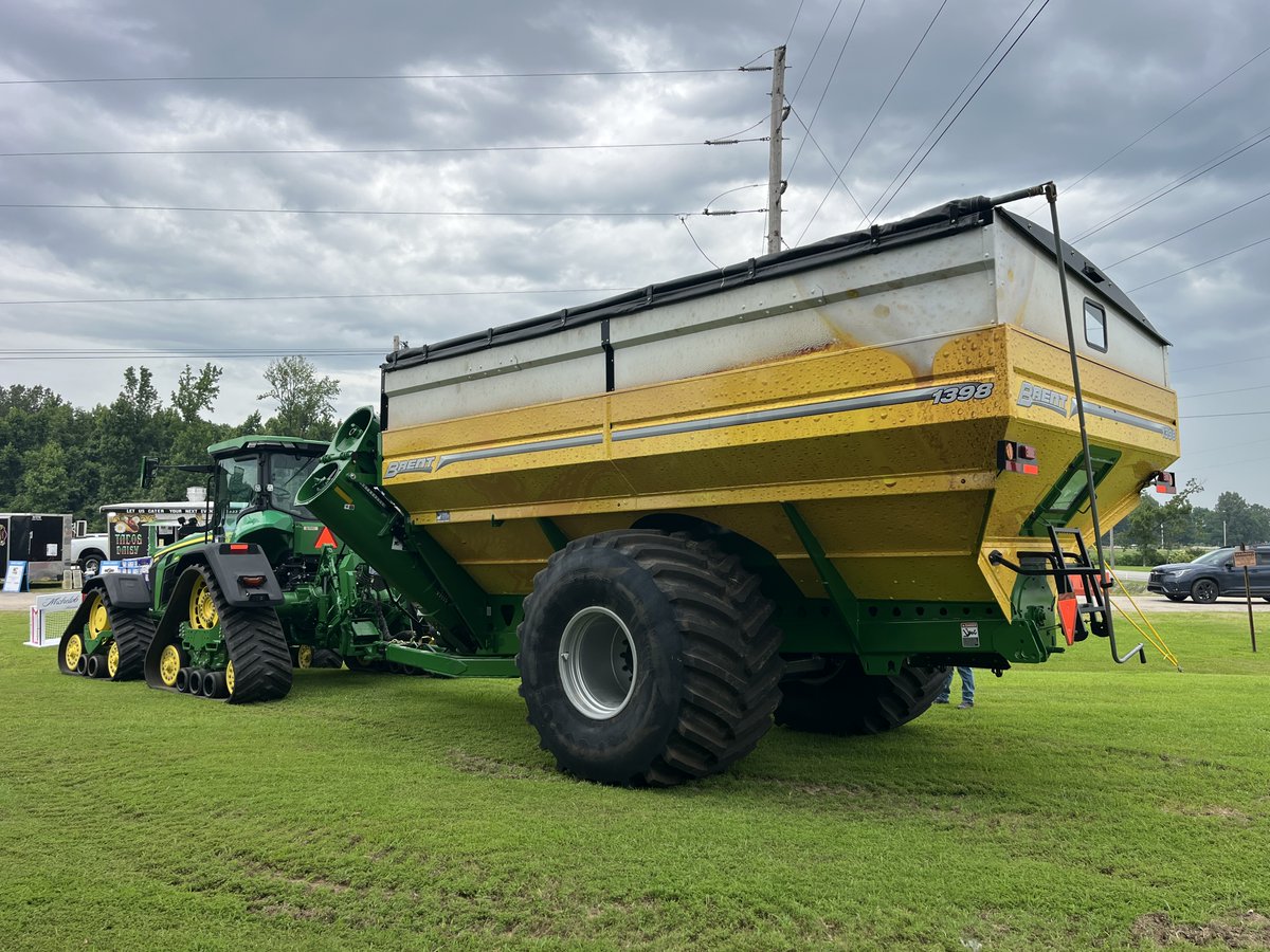UnverferthMfg's tweet image. 🍻 #CheckThisOut! 🍻 We’ve partnered with @AnheuserBusch to transform a Brent grain cart into a mug of beer for the Discovery Farm Showcase in Jonesboro, AR today! #RiceFarmers #AnheuserBusch #GrainCart