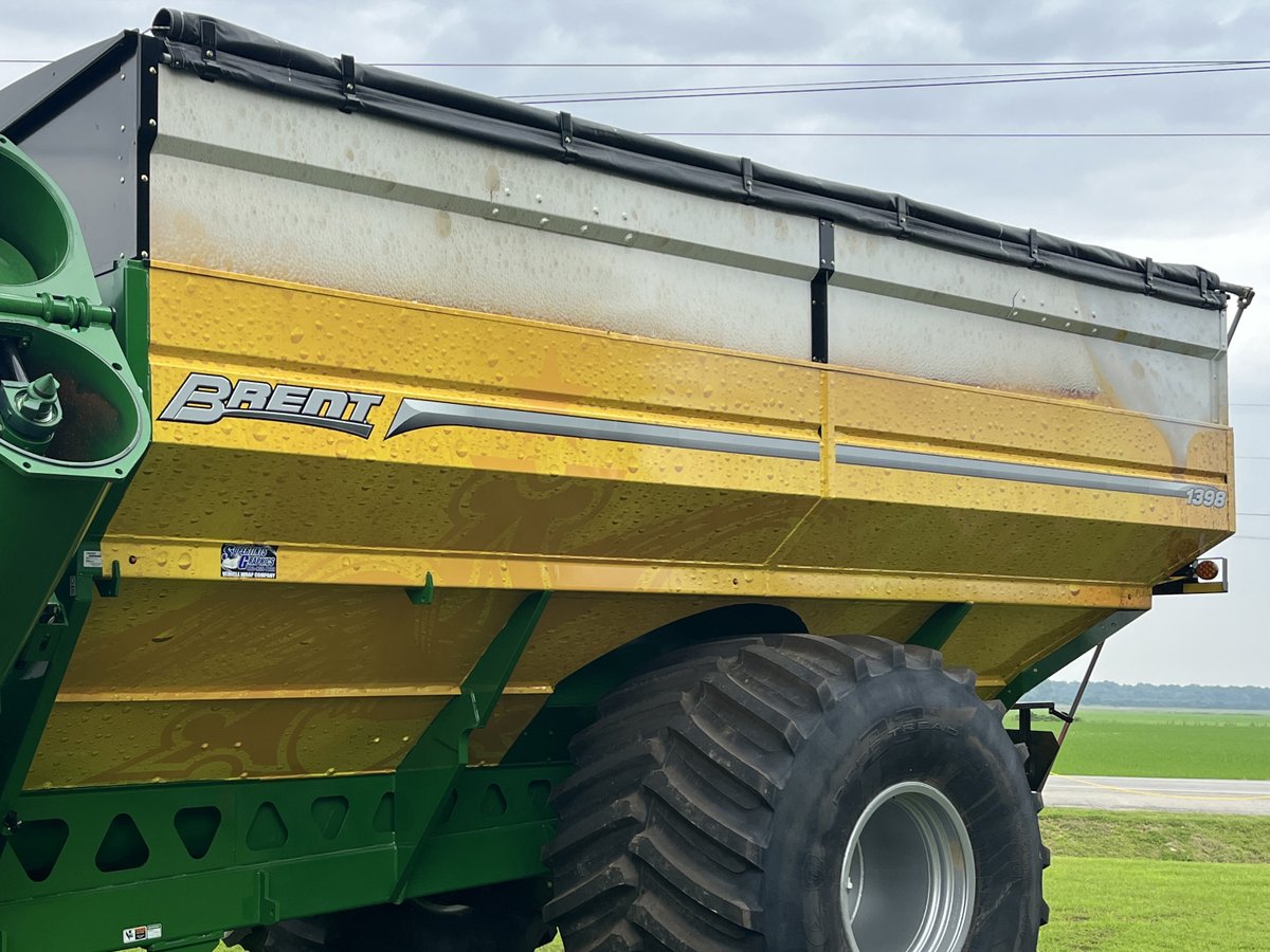 UnverferthMfg's tweet image. 🍻 #CheckThisOut! 🍻 We’ve partnered with @AnheuserBusch to transform a Brent grain cart into a mug of beer for the Discovery Farm Showcase in Jonesboro, AR today! #RiceFarmers #AnheuserBusch #GrainCart