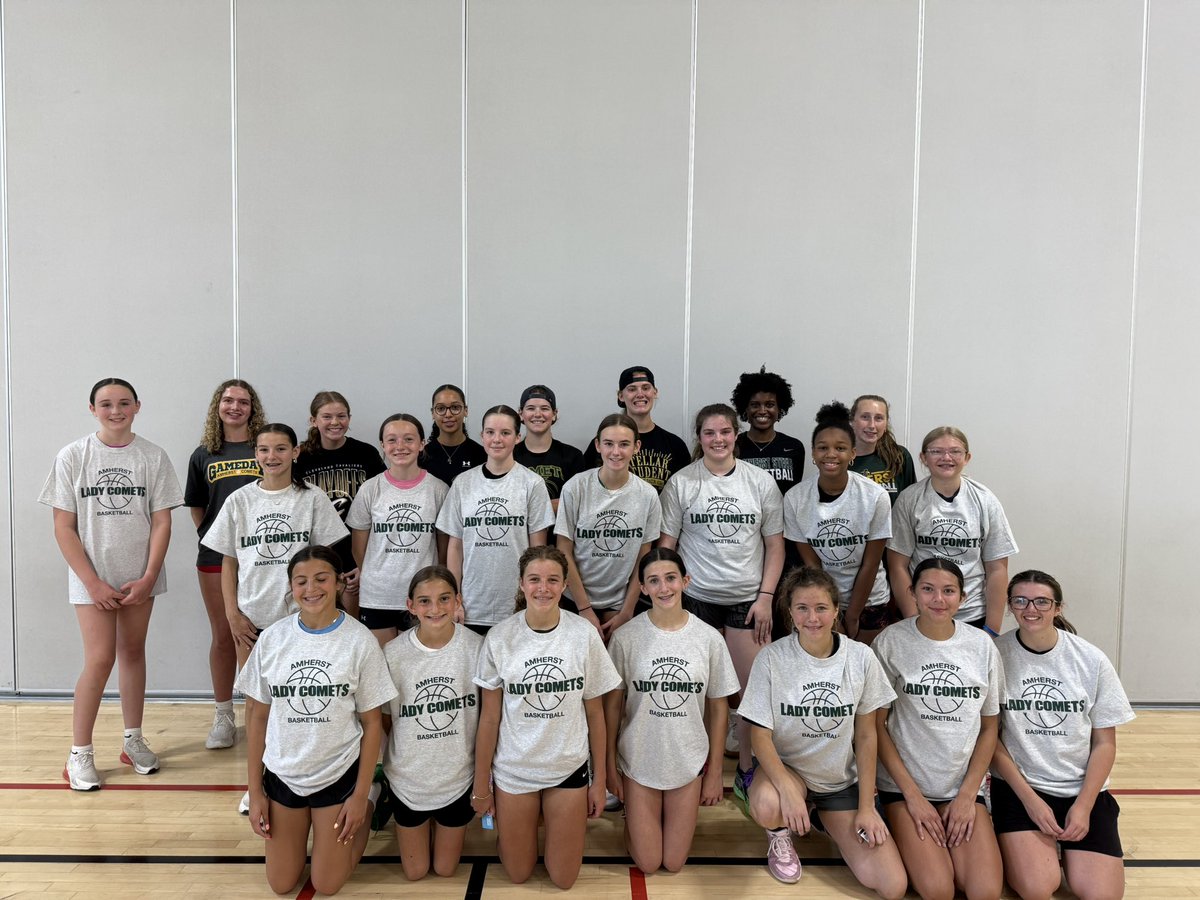 MrsEhrhardt_'s tweet photo. Day 4! Thanks for a great camp lady comets 💚🏀💛 https://t.co/IcFzT4G0Eh
