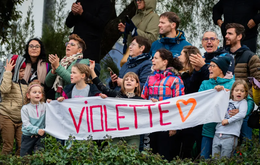 VendeeGlobeENG's tweet image. For over 90 days, thousands of passionate fans lived every moment of the Vendée Globe 2024. They followed the skippers day and night, sharing their hopes, achievements, and sometimes their struggles. ⛵💬
From Pip Hare’s dismasting to Clarisse Crémer’s impressive performances,…