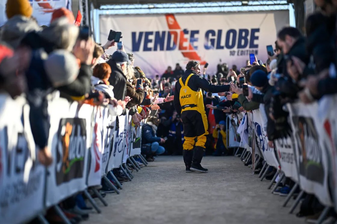 VendeeGlobeENG's tweet image. For over 90 days, thousands of passionate fans lived every moment of the Vendée Globe 2024. They followed the skippers day and night, sharing their hopes, achievements, and sometimes their struggles. ⛵💬
From Pip Hare’s dismasting to Clarisse Crémer’s impressive performances,…