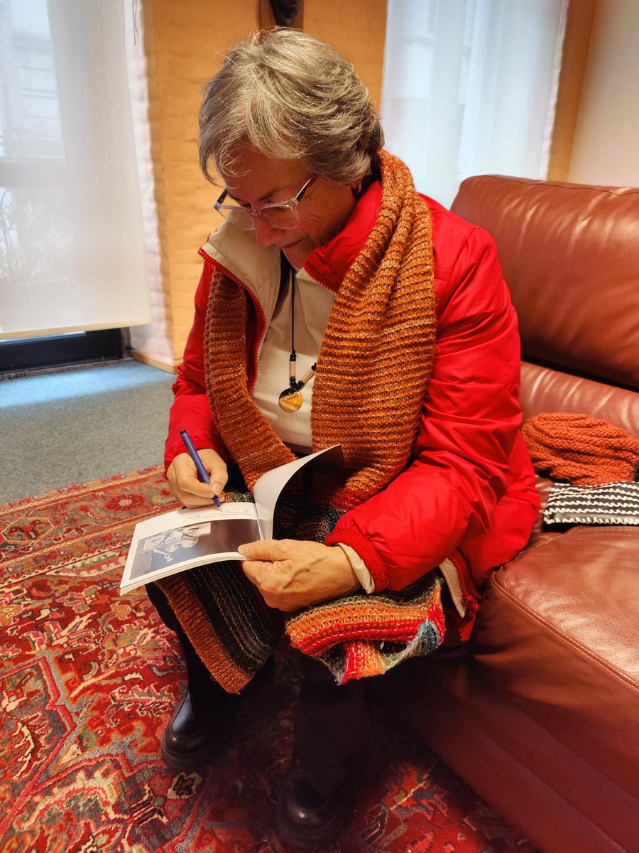 Aquí el momento en que nos dedica 🇲🇽 el catálogo de su más reciente exhibición.