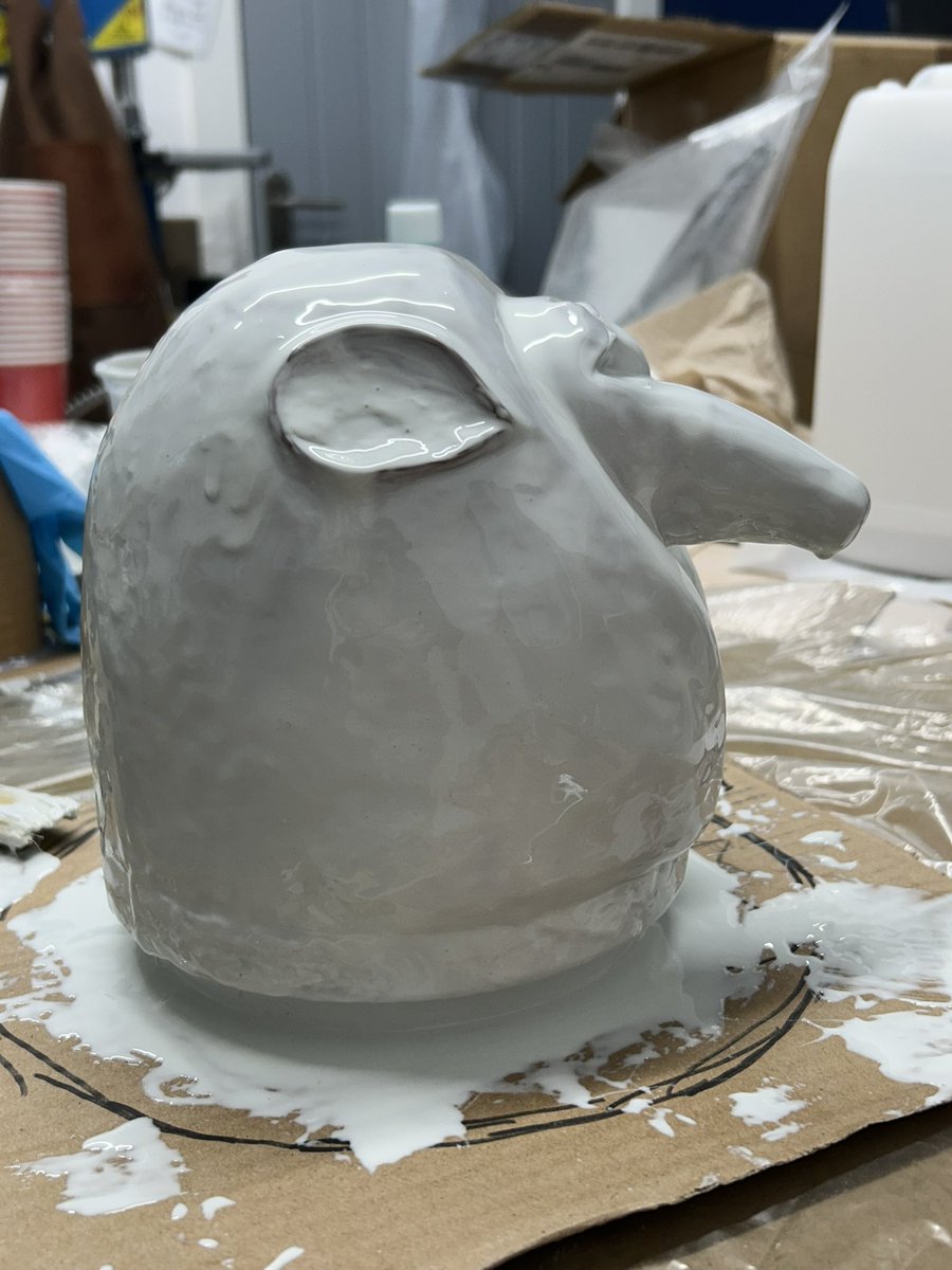 AMHmakes's tweet image. Here we go mould making again!
This time it's a different technique that's a lot quicker.

The biggest difference is that the silicone is applied to each side simultaneously. The first steps are finding the seam line, and the print coat.

#DoctorWho #PyramidsofMars #Sutekh