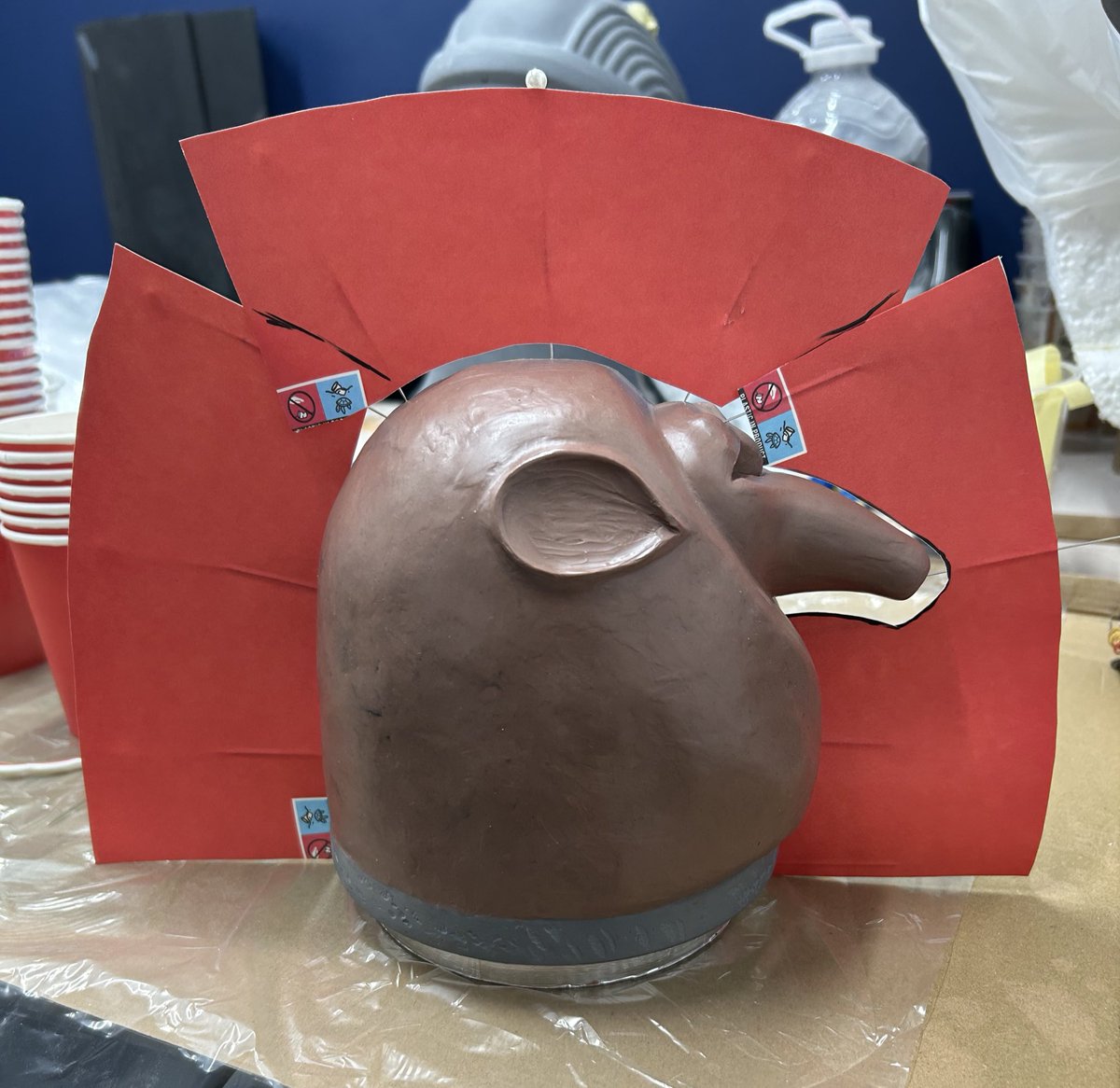 AMHmakes's tweet image. Here we go mould making again!
This time it's a different technique that's a lot quicker.

The biggest difference is that the silicone is applied to each side simultaneously. The first steps are finding the seam line, and the print coat.

#DoctorWho #PyramidsofMars #Sutekh