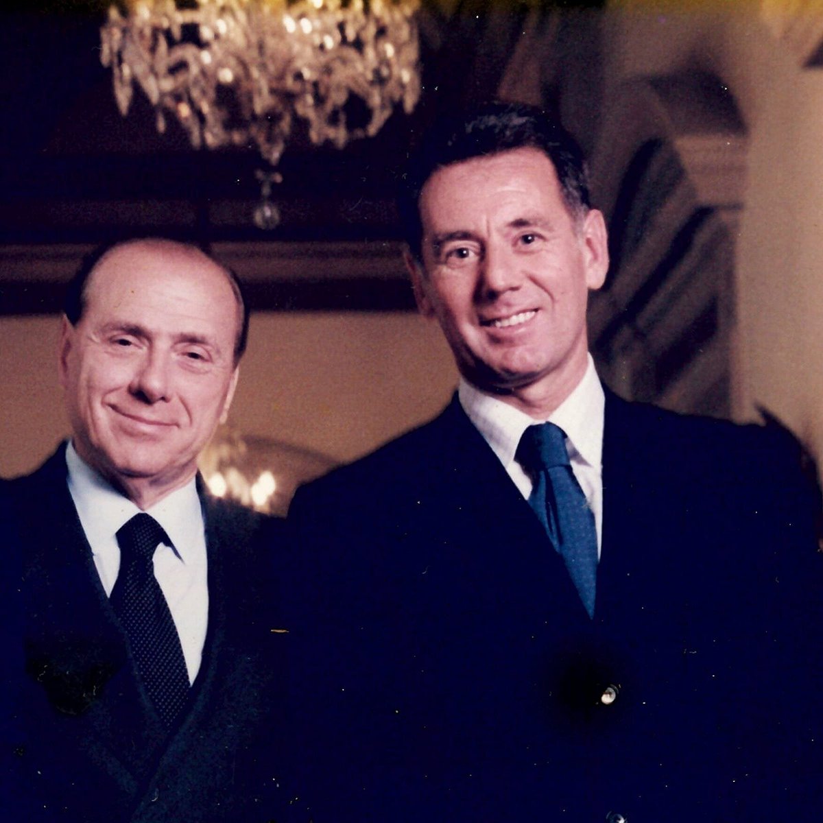🇮🇹
"L'Italia è il Paese che amo"
Queste le prime parole pronunciate quando decise di scendere in campo.
Sono passati 2anni da quando ci ha lasciati Silvio Berlusconi.
Imprenditore visionario e leader politico, credeva in un centrodestra unito e in una Nazione forte e autorevole.