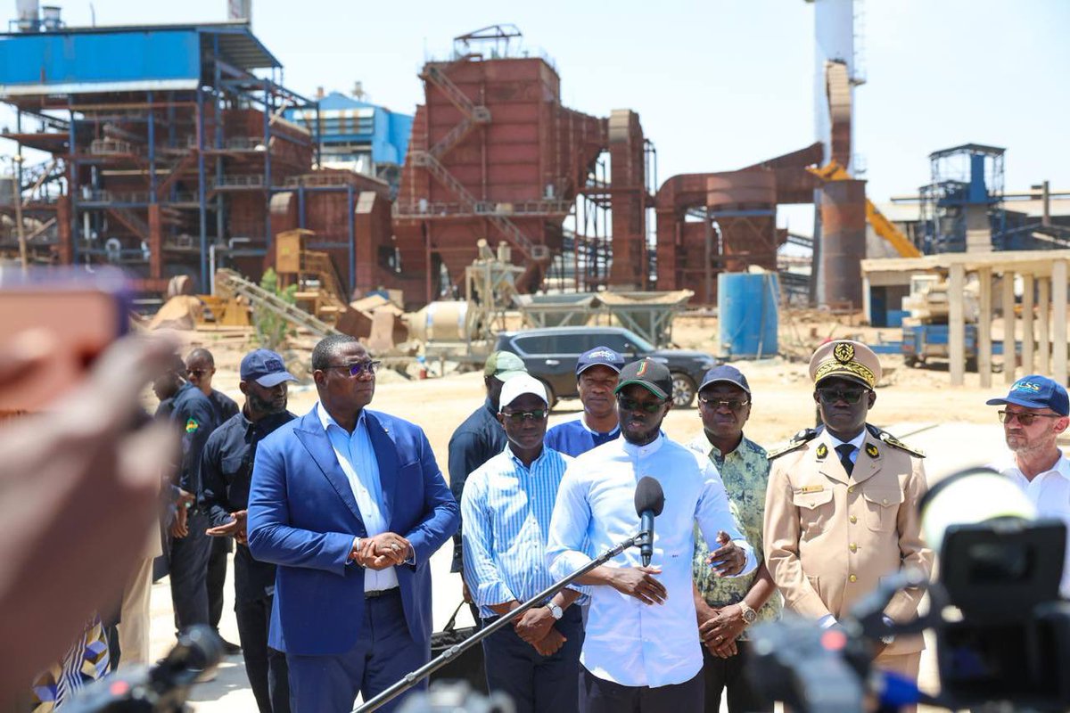 Le Chef de l’État a visité la Compagnie Sucrière Sénégalaise (CSS) à Richard-Toll, acteur majeur de la production nationale de sucre. Employant 8000 personnes et portant un ambitieux projet d'autosuffisance en sucre d’ici 2030, la CSS contribue significativement à l’économie.