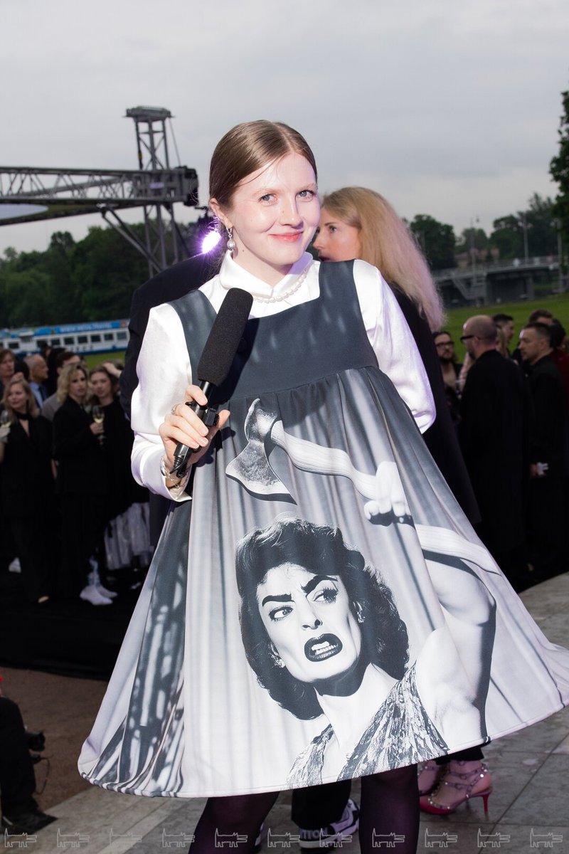 sobaka_ru's tweet image. Вика Чума Вечеринка советует читать Клэр Бишоп и смотреть на Босха, а еще влюбляться в платья финалистов нашего конкурса «Новые имена в моде»-2025! На полях Елагиного острова, где прошла церемония награждения премии Собака.ru «ТОП50»-2025, спросили… oml.pw/1itidtbrc