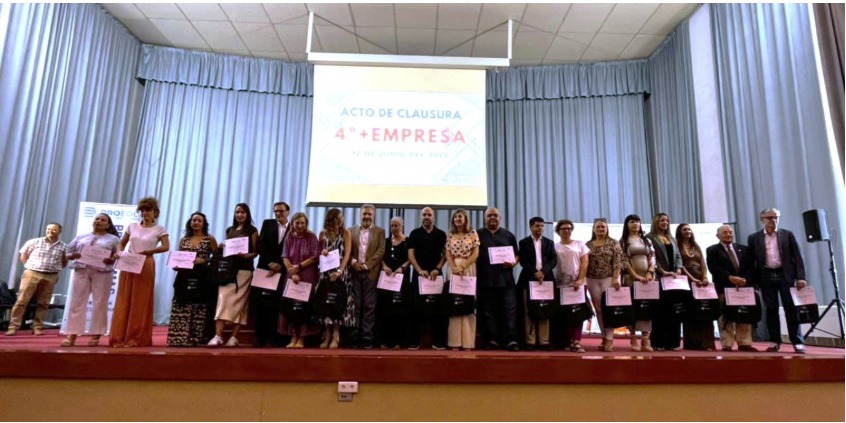 🎓 Hoy hemos participado en la entrega de diplomas del programa #4másEmpresa, acompañando a jóvenes de Mazarrón en su primera experiencia laboral. Orgullosos de colaborar desde <a href="/FarmaciaZamora/">Farmacia Zamora</a> junto a <a href="/AytoMazarron/">Ayto. Mazarrón</a>, <a href="/LaVozdeMazarron/">La Voz de Mazarrón</a> y Vitaldent 💙 #Educación #Futuro