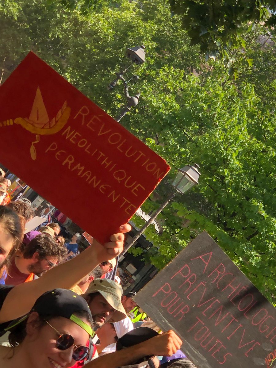 Beau succès de la manifestation parisienne de ce 12 juin, toutes et tous archéologues réunis pour protester contre les atteintes croissantes à l'archéologie préventive. Plus de 1.300 manifestants selon la police. J'interviendrai brièvement ce vendredi 13 à 7h15 sur France Inter.