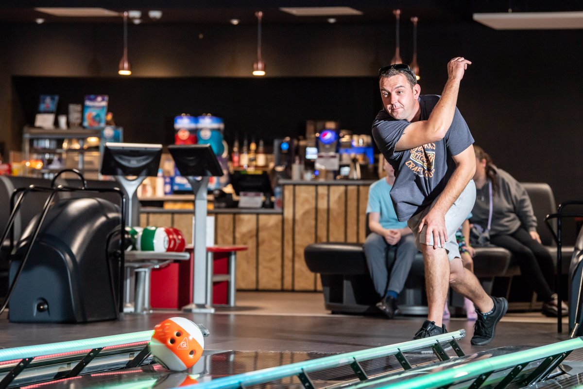 🎳🎉Treat your dad this fathers day to a game of bowling for 1p! 🎉🎳

Dad's get a game of traditional bowling for 1p all day on Sunday 15th June at Tameside Wellness centre. 

book now on activetameside.com/attractions/bo…