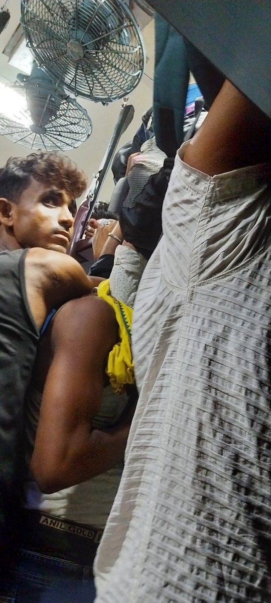 cusatgk's tweet photo. @RailMinIndia @RailwaySeva  I am traveling by sanghmitra express with pnr no 6816208953 in s6 sit no 7 you can see the situation https://t.co/eEohC5Fm8d
