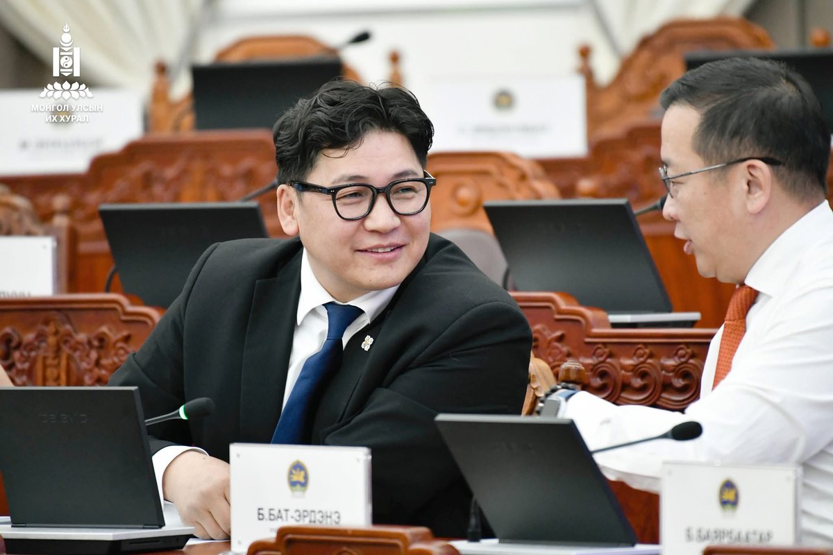 Сүмбээ яасан хөөрхөн болцын 😜