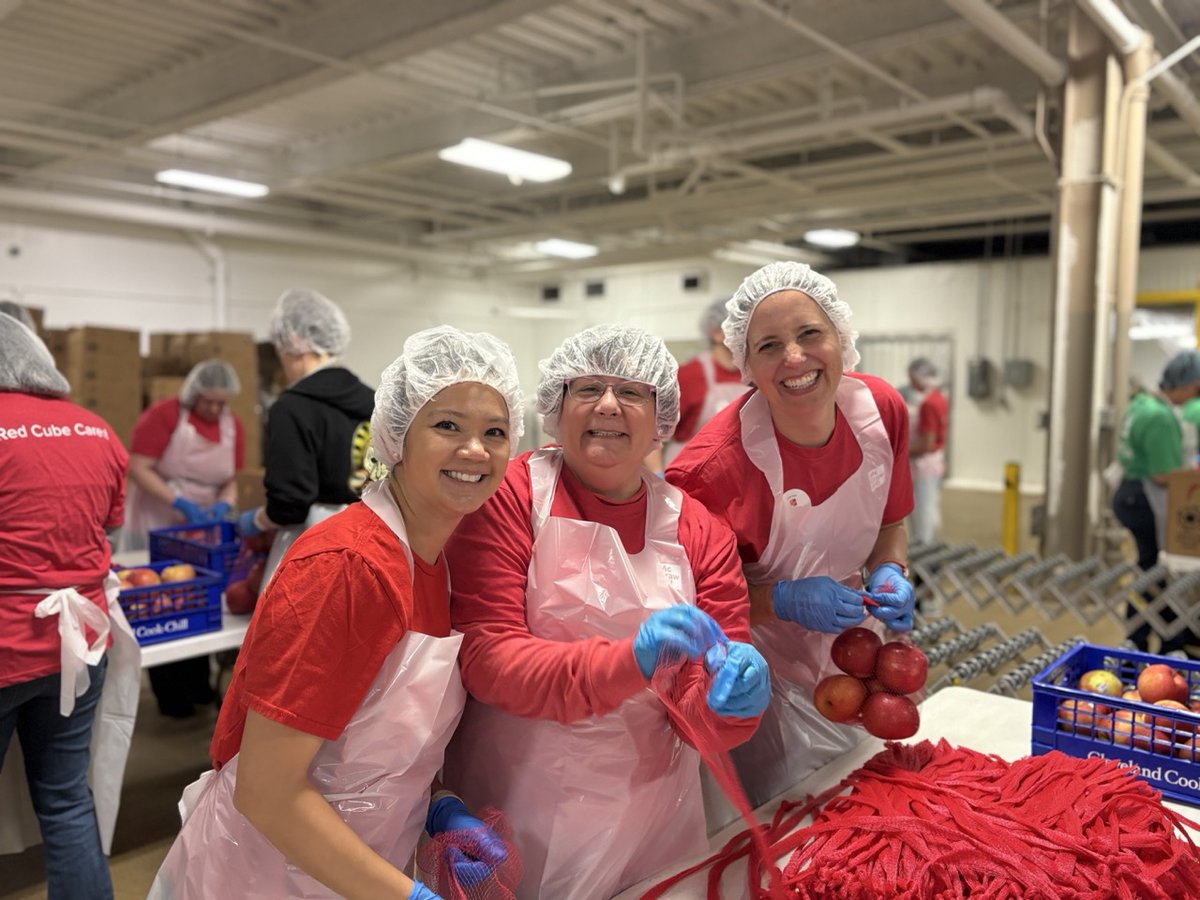 MHEducation's tweet image. One week, countless connections. ❤️
In a new photo essay, we're sharing the inspiring stories of McGraw Hill employees who rolled up their sleeves to make a difference during this year's Global Volunteer Week.
🔗: bit.ly/3FxhBgL