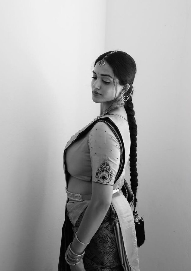 GtQVzcOaIAAJR-1?format=jpg&name=900x900