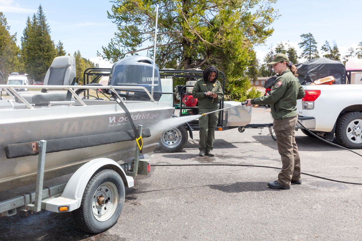 Stop Aquatic Hitchhikers! 🛑
Invasive species can cling to your boat, paddle, and gear—threating the health of our waterways.
During #PlayCleanGo Awareness Week, find out how to stop the spread and #CleanDrainDry after every aquatic adventure ➡️ go.nps.gov/idkt_cdd