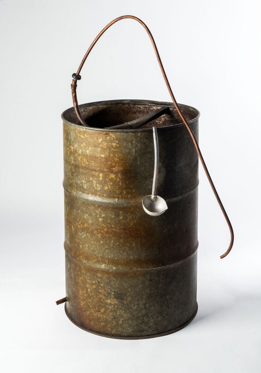 Destilačnímu aparátu na pálenku se na Moravě říká pálenice. Tento sbírkový předmět, který pochází z Beskyd, bude k vidění na akci Otevřené depozitáře v NZM Valtice ve středu 18. 6. od 9 do 17h. Jedinečná příležitost si prohlédnout předměty, které jsou většinu roku v depozitáři.🍎