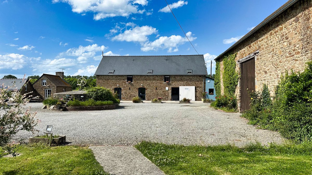 After having a failed barrier delay our departure from the Camping Car Park, we had a lovely drive up to a great France Passion between Saint Malo and Mont Saint Michel for tonight's stopover. 😎🇫🇷🚐👍