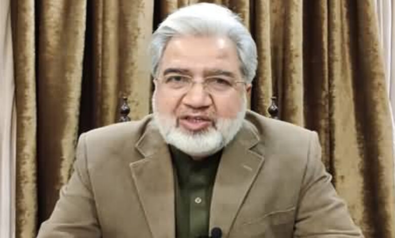 عاصم منیر نے افسروں کی تنخواہ میں پچاس فیصد اضافہ اس لئے کیا کیونکہ جرنیلوں کا کام سوچ بچار کا ہوتا ہے جس کیلئے دماغی توانائی درکار ہوتی ہے۔ فوجی تو صرف بارڈر پر بیٹھ کر مکھیاں ہی مارتا ہے جبکہ جرنیلوں نے آئین، عدلیہ اور پارلیمنٹ فتح کرنے کے منصوبے بھی بنانے ہوتے ہیں، اس لئے ان